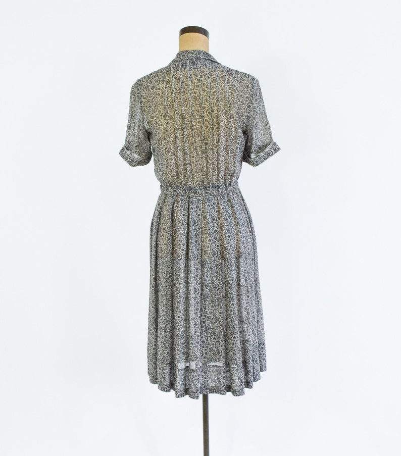 Robe en nylon imprimée noire et blanche des années 1950 Shirtwaist Dress Noir et Blanc Années 50 Robe grise à taille haute Nelly Don Moyenne image 5