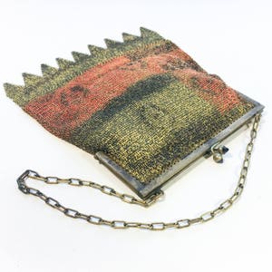 K&ouml;nnte beinhalten: Eine vintage goldene und rote Mesh-Handtasche mit einer Kettenkette. Die Tasche hat einen gewellten oberen Rand und einen Metallverschluss.