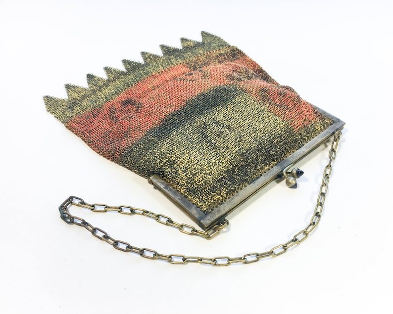 K&ouml;nnte beinhalten: Eine vintage goldene und rote Mesh-Handtasche mit einer Kettenkette. Die Tasche hat einen gewellten oberen Rand und einen Metallverschluss.
