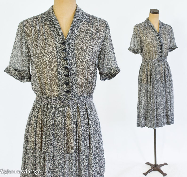 Robe en nylon imprimée noire et blanche des années 1950 Shirtwaist Dress Noir et Blanc Années 50 Robe grise à taille haute Nelly Don Moyenne image 1