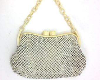 Bolso de mano de malla esmaltada color marfil de Whiting Davis de la década de 1930 / Bolso de malla vintage