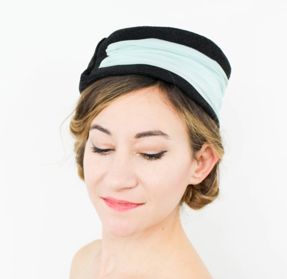 1950s Black Classic Pillbox Hat | 50s Black Fabri… - image 5