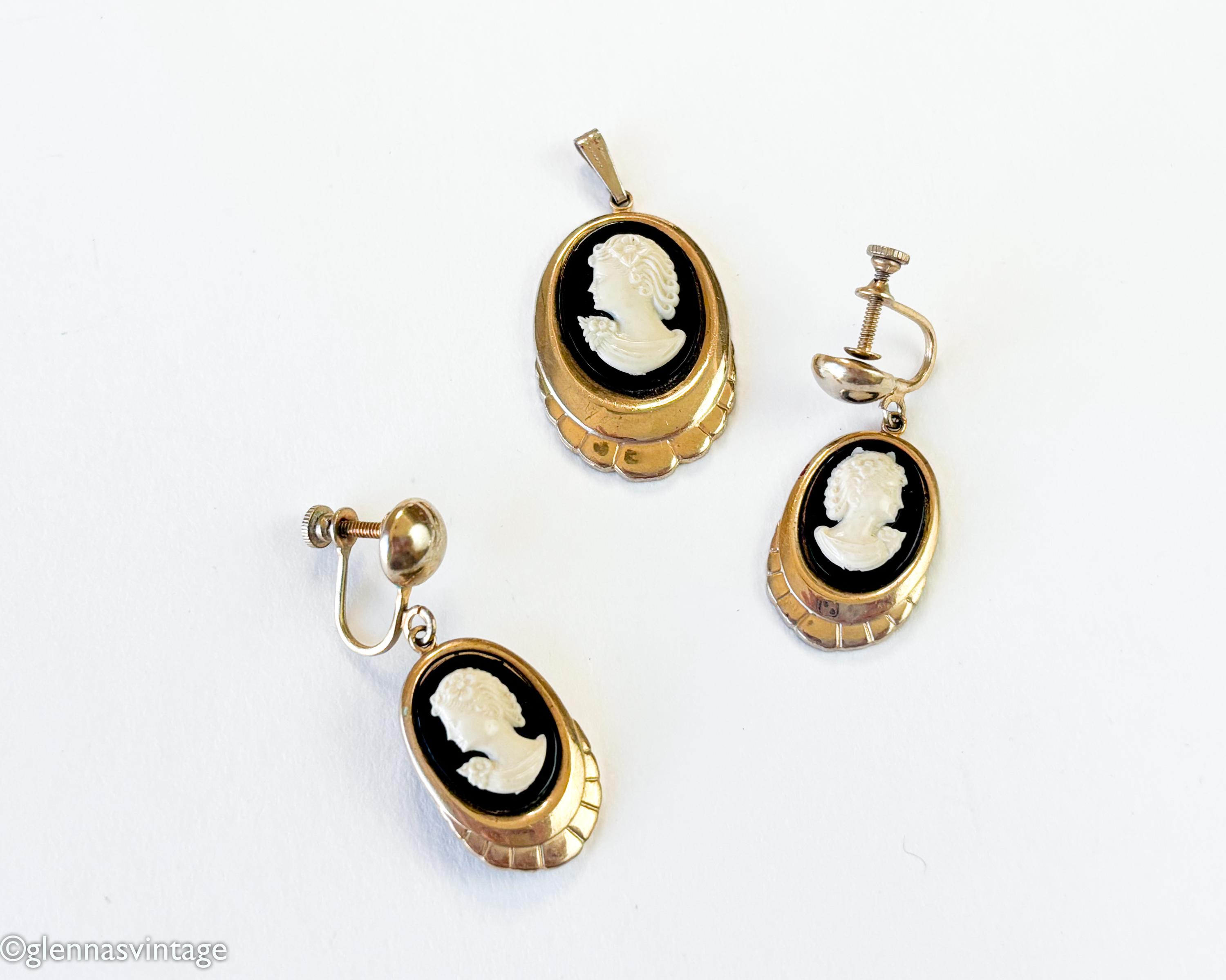 Boucles D'oreilles Anciennes Camée En Lucite Longues Plaqué Or - Fermoir Dormeuse