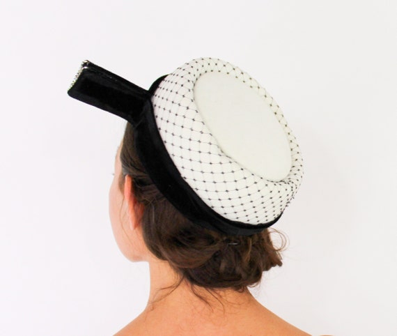 1950s Creme & Black Pillbox Hat | 50s Off White W… - image 1