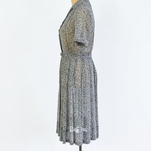 Robe en nylon imprimée noire et blanche des années 1950 Shirtwaist Dress Noir et Blanc Années 50 Robe grise à taille haute Nelly Don Moyenne image 4