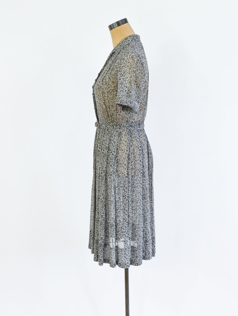 Robe en nylon imprimée noire et blanche des années 1950 Shirtwaist Dress Noir et Blanc Années 50 Robe grise à taille haute Nelly Don Moyenne image 4