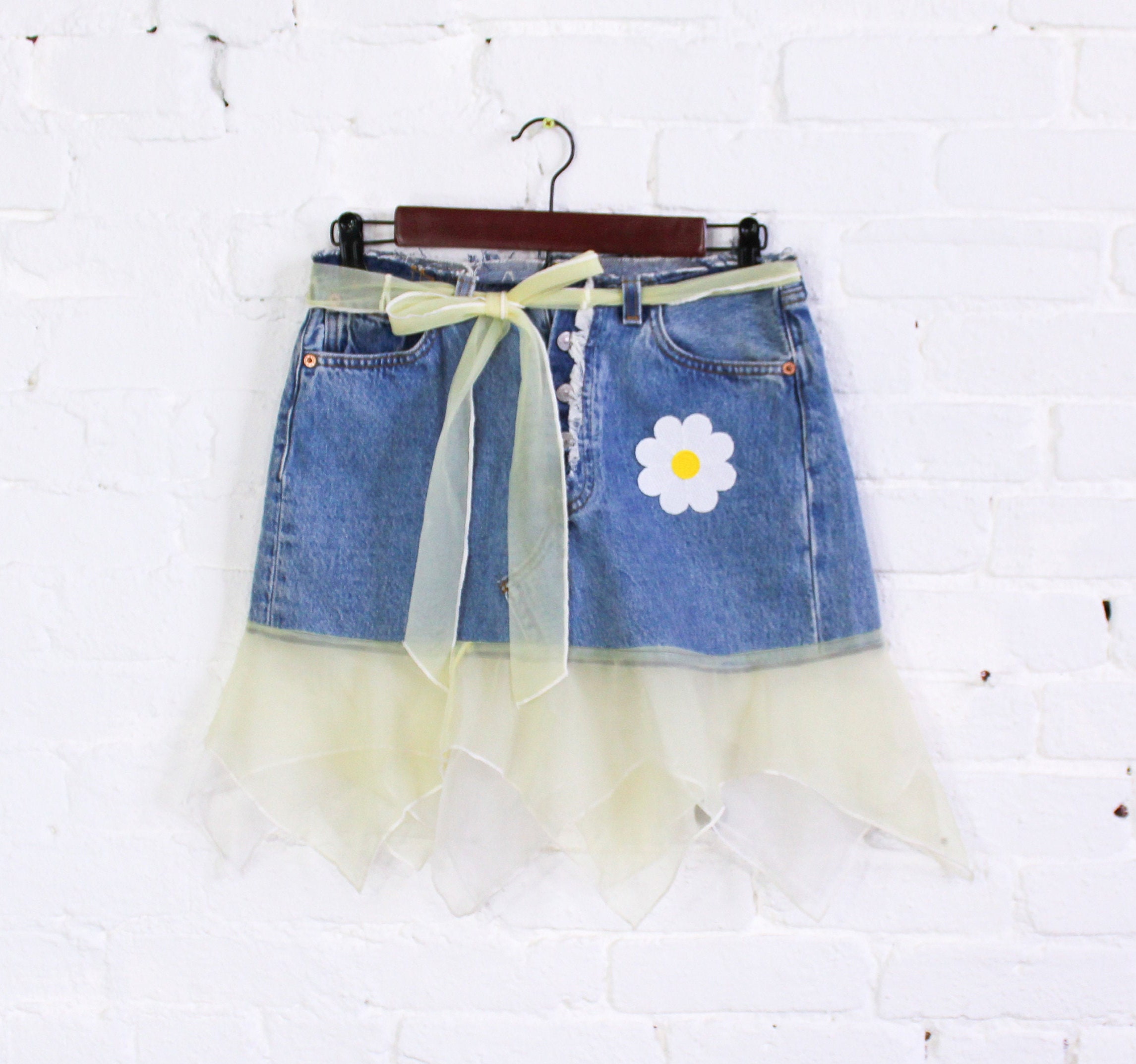 Levi's 501 ビンテージのリメイク　skirt Lサイズ相当 1990s Levi 501 Denim Skirt | Vintage Daisy Applique, Chiffon
