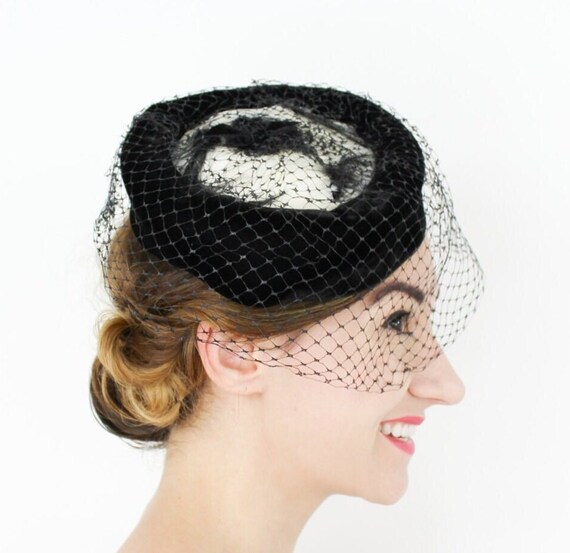 1950s Vintage Black Velvet Pillbox | Black & White Feather  display picture 1