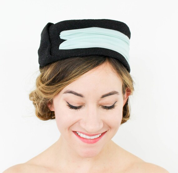 1950s Black Classic Pillbox Hat | 50s Black Fabri… - image 4