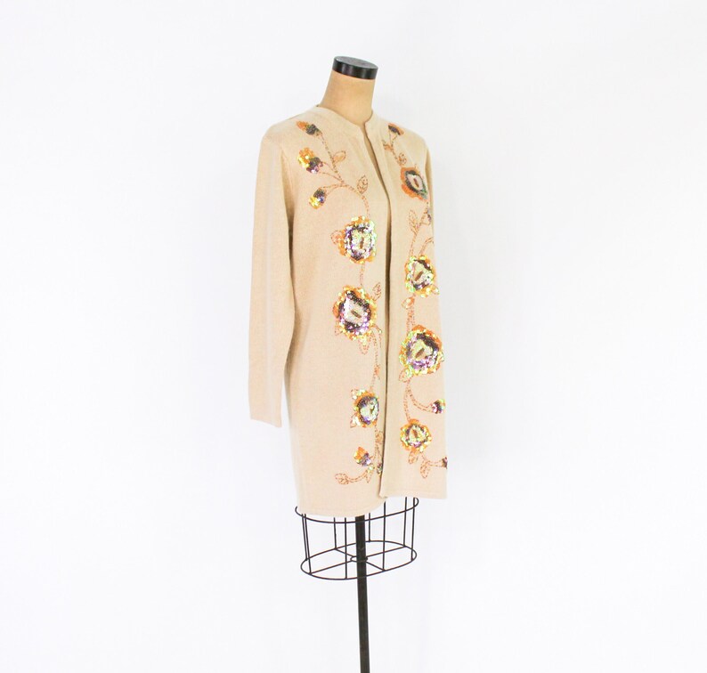 1980s Beige Sweater Knit Cardigan 80s Beige & Gold Sequin Sweater Coat Victor Costa Occasion Large imagem 4