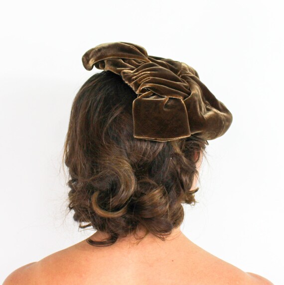 Hattie Carnegie | 1940s Brown Velvet Tilt Hat | 4… - image 4