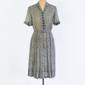 Robe en nylon imprimée noire et blanche des années 1950 Shirtwaist Dress Noir et Blanc Années 50 Robe grise à taille haute Nelly Don Moyenne image 2