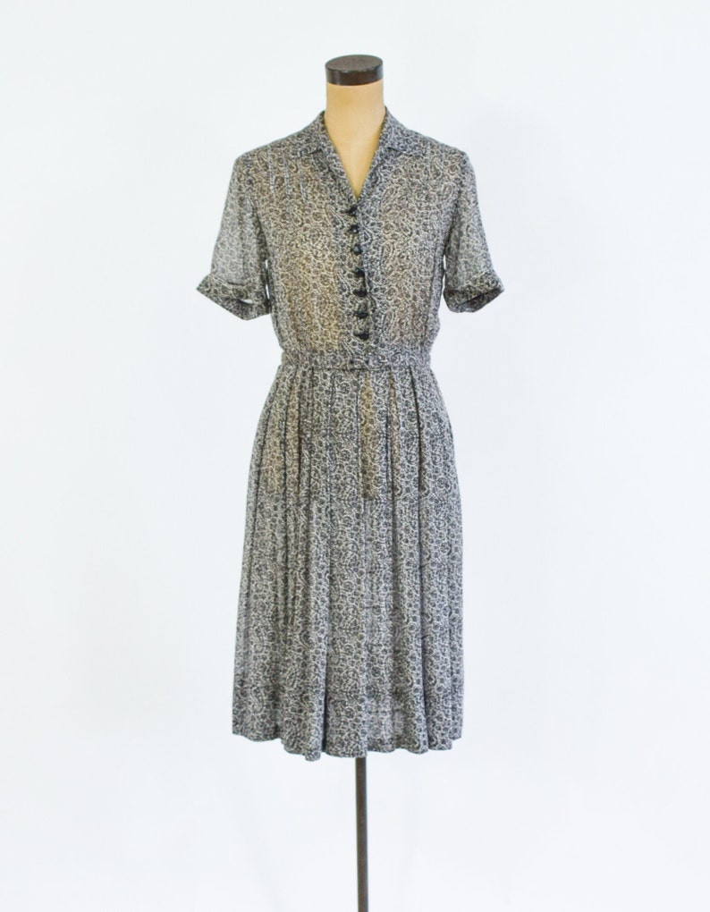 Robe en nylon imprimée noire et blanche des années 1950 Shirtwaist Dress Noir et Blanc Années 50 Robe grise à taille haute Nelly Don Moyenne image 2