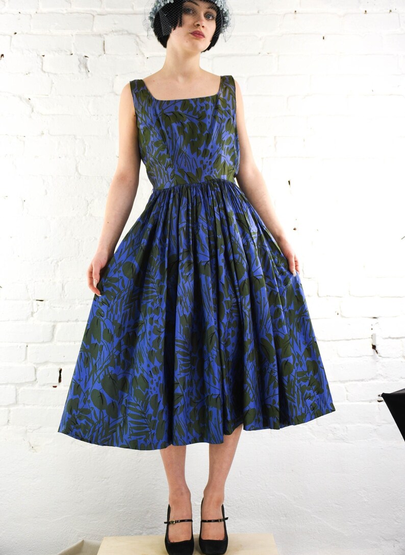 1950s Blue Silk Print Party Dress 50s Navy Floral Print Sun Dress Purple & Olive Green Sundress Madeleine Fauth Small zdjęcie 1