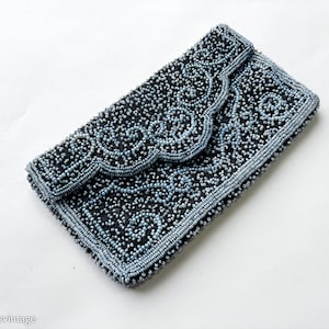 Cartera de mano con cuentas negras y azules de los años 50 / Cartera de mano con cuentas de semillas azul pálido de los años 50