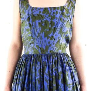 1950s Blue Silk Print Party Dress 50s Navy Floral Print Sun Dress Purple & Olive Green Sundress Madeleine Fauth Small zdjęcie 3