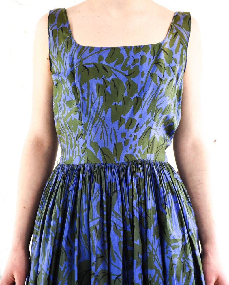 1950s Blue Silk Print Party Dress 50s Navy Floral Print Sun Dress Purple & Olive Green Sundress Madeleine Fauth Small zdjęcie 3