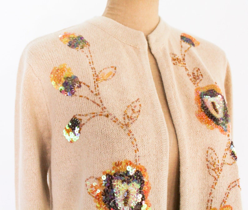 1980s Beige Sweater Knit Cardigan 80s Beige & Gold Sequin Sweater Coat Victor Costa Occasion Large imagem 8