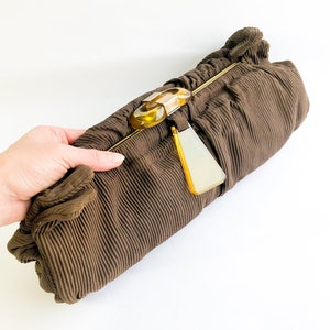 Bolso de mano de jersey marrón de los años 40 / Cartera de mano marrón suave de los años 40 / Bolso de mano de tela plisada marrón