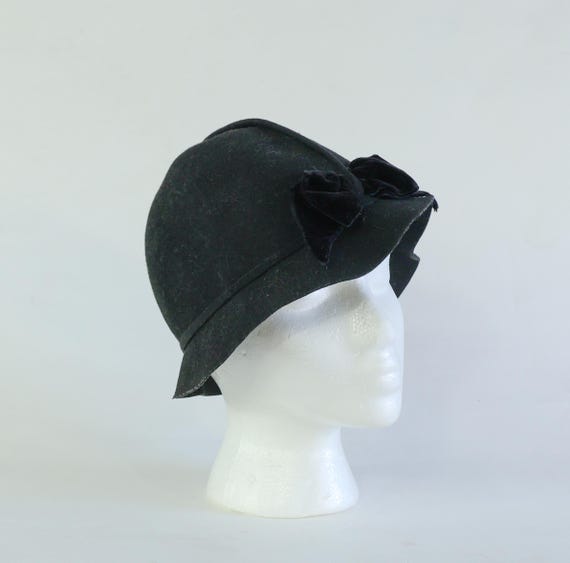 Vintage‎ 1950s Glenover Velour Felt Cloche Hat Large Black Bow Trim Elegant 1930s Vintage Black Wool Felt Cloche Hat | Velvet Bow - Gem main image 4