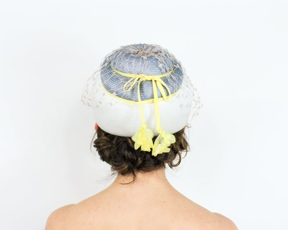 1960s Vintage White Pillbox Hat | Gray Trim, Yellow Flowers  display picture 1