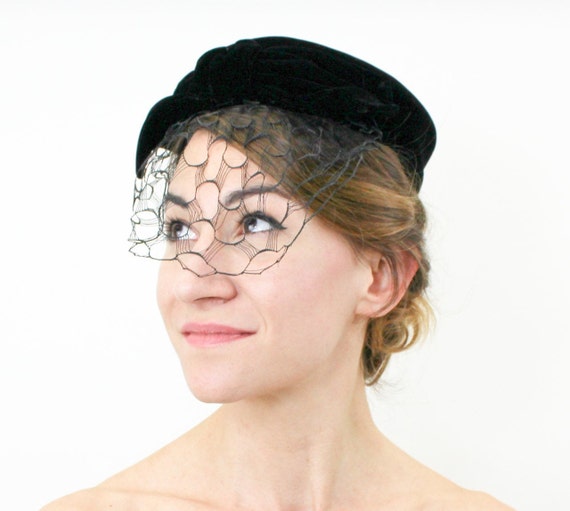 1950s Mr John Classic Black Velvet Pillbox Hat | Vintage  display picture 3