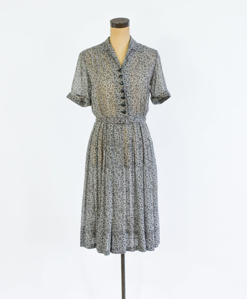 Robe en nylon imprimée noire et blanche des années 1950 Shirtwaist Dress Noir et Blanc Années 50 Robe grise à taille haute Nelly Don Moyenne image 6