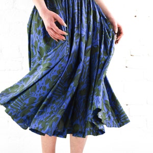 1950s Blue Silk Print Party Dress 50s Navy Floral Print Sun Dress Purple & Olive Green Sundress Madeleine Fauth Small zdjęcie 5