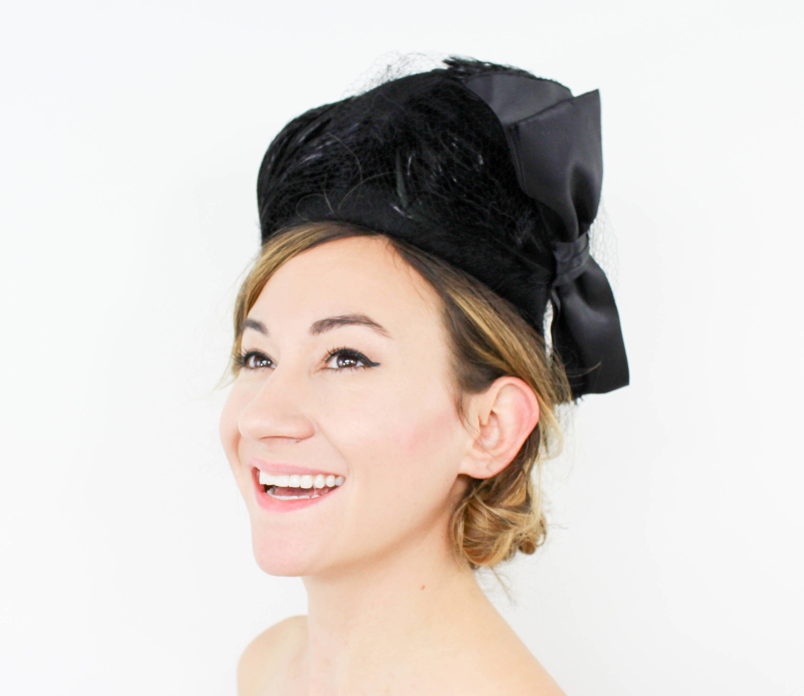 1940s Feather Hat | Black Wool Felt Tilt Hat With Satin Bow  display picture 1