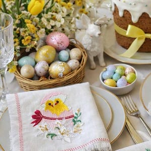 Peut inclure: Ensemble de trois tasses en céramique avec une finition mate et mouchetée. Les tasses sont de couleur crème, gris clair et gris foncé. Chaque tasse a un design simple et minimaliste, parfait pour le café ou le thé.