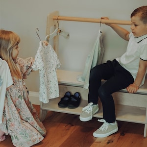 Porte-vêtements avec étagère Montessori Furniture Mini-penderie en bois pour tout-petits Armoire ouverte moderne pour enfants