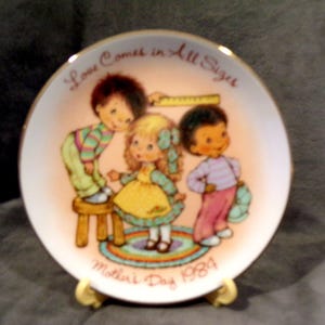 Avon &quot;Love Comes in All Sizes&quot;  Mothers Day Plate 1984