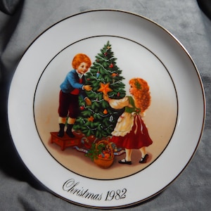 Vintage Avon Christmas Memories Plate 1982 &quot; Keeping the Christmas Tradition&quot;