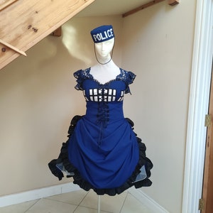Politie-cosplaykostuum met hoed.