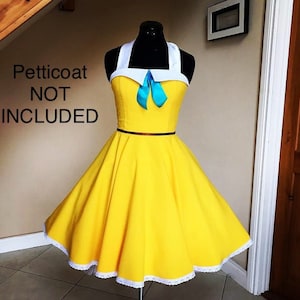 Disfraz de cosplay, vestido de princesa amarillo.