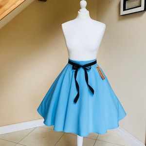 Jupe circulaire bleue, jupe trapèze, jupe bleu bébé.