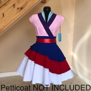 Traditionelles Kleid im Kimono-Stil, Cosplay, rosa Kleid.
