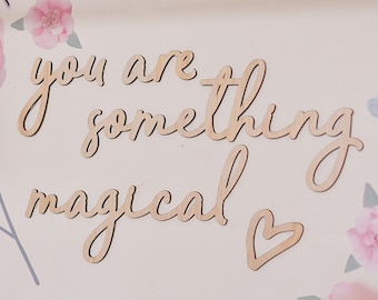 Je bent iets magisch - Wanddecoratie meisjeskamer - Houten borden - Decor kinderkamer - Citaat hout - lasergesneden woorden hout - babykamer - babycadeau
