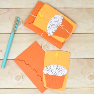 Lot de 6 petits cartons de correspondance pour cupcakes - orange vif - 2 3/4" x 4 1/4" - petits gâteaux fantaisie - jolie papeterie - avec attache sur le rabat