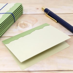 Cartes de notes vertes bicolores - Ensemble de 10 - Stock de cartes vert sauge - Petites cartes de notes de tous les jours - Conception de bord déchiré - 3 « x 4 »