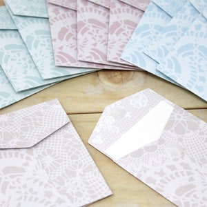 Enveloppes à motif dentelle avec attaches et carte de correspondance plate vierge - Lot de 12 - Idéal pour les petits billets, emballage de commande, 3" de haut