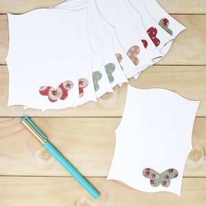 Cartes de notes papillon - Ensemble de 8 - Simple face - Blanc avec papillon à motifs, 4" x 5 1/2" - Enceintes cadeaux, Emballage de commande, Courrier escargot
