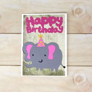 Carte d'anniversaire éléphant - police de caractères Happy Birthday amusante en rose - éléphant souriant avec chapeau de fête - enveloppe incluse - 4 x 5 1/2 po