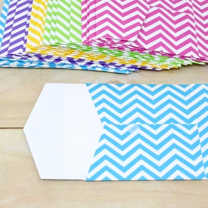 Enveloppes à chevrons avec carte de correspondance plate vierge - Lot de 25 enveloppes colorées avec attaches - Petits billets, emballage de commande, 4 1/2" de haut