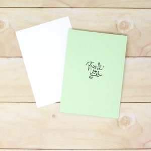 Enveloppes de remerciement avec cartes de correspondance - Lot de 6 - 3 1/2" x 5" - Vert pâle - Estampillées Merci à l'encre noire - Fermeture fantaisie
