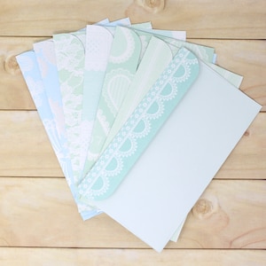 Enveloppes faites main avec du papier cartonné bleu et vert de marque Martha Stewart - Lot de 8 - 4 1/4 po. x 7 1/4 po. - Contient courrier postal, petits billets, etc.