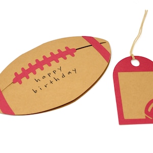 Jeu de cartes de football et d’étiquettes-cadeaux - Kraft Brown Football avec laçage rouge - Enveloppe blanche incluse - Carte d’anniversaire et étiquette pour le fan, le joueur