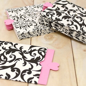 Enveloppes à manches ouvertes Fleurs noires et blanches avec inserts de cœur rose simple face - Ensemble de 25 - Idéal pour les enceintes de commande ou de cadeau, etc.