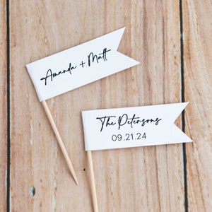 Aangepaste moderne SCRIPT-vlaggen: moderne, minimalistische gepersonaliseerde cupcakevlaggen, namen en datum bruiloft, evenement, eenvoudige wit-zwarte stijl