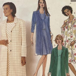 Peut inclure: Une enveloppe de patron de couture vintage McCall's avec des illustrations de manteaux et de robes pour femmes. L'enveloppe est blanche avec le nom de la marque "McCall's". Le numéro de patron est 3540, taille BB.